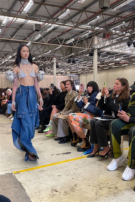 vogue runway burberry ss23